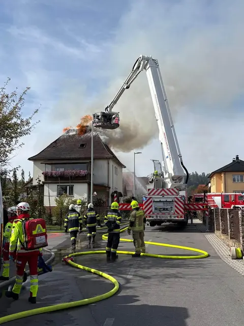 Fünf Feuerwehren standen am Wochenende bei einem Brand eines Einfamilienhauses im Einsatz. | Foto: FF Unterpremstätten