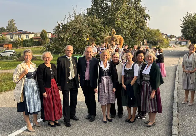 Auch das Team der Pfarre mit Seelsorgesprecherin Andrea Dirmhirn (2.v.li.) freute sich über das gelungene Gemeinschaftsfest.  | Foto: Gruber