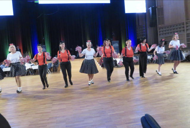 Clubmitglieder beim Auftritt Bugfield SeniorInnenball der Stadt Linz- Eröffnung im Brucknerhaus. | Foto: Bugfield Line Dance