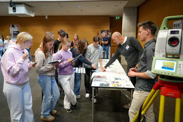 An den Informationsständen berichteten die Landeslehrlinge aus erster Hand über ihre Ausbildung, ihre Aufgabenbereiche und ihre Erfahrungen im Berufsalltag. | Foto: Land Tirol/Saxl