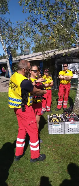 Die richtige Handhabung der Schwimmweste wurde noch am Landeplatz vom Einsatzstellenleiter Andi Waltl höchstpersönlich vorgeführt | Foto: © DFC Fieberbrunn