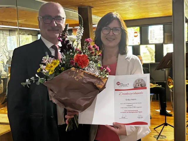 Bürgermeister Gerhard Lueger und Kulturvermittlerin Erika Helm.