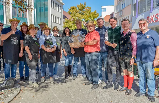 33 Teams kämpften beim Gulaschwettkochen am Weiherplatz um den Sieg. Die "Steirerbuam" konnten sich den ersten Platz sichern. | Foto: Gerhard Pulsinger