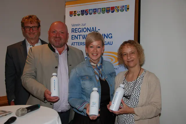 Regatta-Geschäftsführer Walter Schnauder, die Bürgermeister Josef Mayrhauser (Nußdorf) und Nicole Eder (Steinbach) mit Gewässerökologin Gabriele Weigelhofer. | Foto: Steiner-Watzinger
