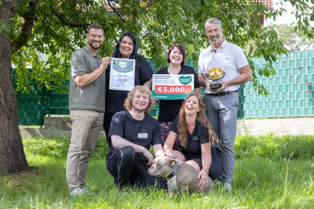 Der Tierschutzverein Franz von Assisi wird für sein Engagement mit dem Goldenen Fressnapf 2026 ausgezeichnet. (v.l.n.r. Oliver Wohlschlager, Regional Manager Vertrieb Fressnapf Österreich, Katja Ehrenleitner Obfrau/Leitung Tierheim Altmünster, Sylvia Schwad, Schriftführerin Tierheim Altmünster, Thomas Kerschbaumer, Sales Director Fressnapf Österreich). | Foto: Fressnapf