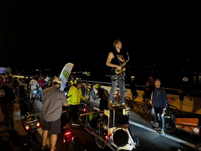 Die Demonstrantinnen und Demonstranten radelten über die A22 auf die Nordbrücke, um ihren Unmut über die Lobau-Autobahn und die geplante Sperre des Steinitzstegs kund zu tun. | Foto: Norbert Mayr