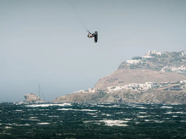 Bei starkem Wind hebt die aufstrebende Pusarnitzerin bis zu 15 Meter ab. In luftiger Höhe zeigt sie spektakuläre Tricks. | Foto: Andreas Friedrich