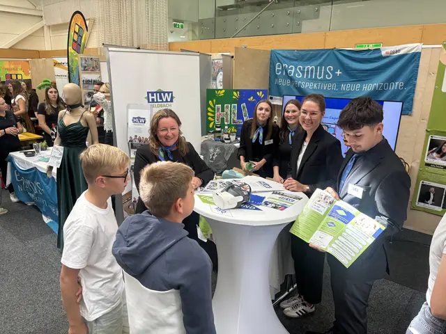 Messestand mit Besuchern
