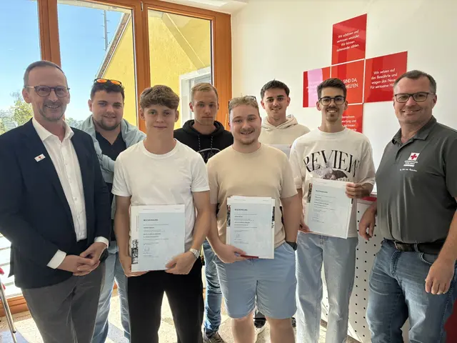 Bezirksgeschäftsleiter Christian Geirhofer, Fabian Fuchs, Sebastian Weniger, Klemens Gaisberger, Michael Haider, Marco Hofer, Felix Fröller und Rettungsdienstkoordinator Harald Biermair bei der Verabschiedung. | Foto: OÖRK, Bezirksstelle Perg