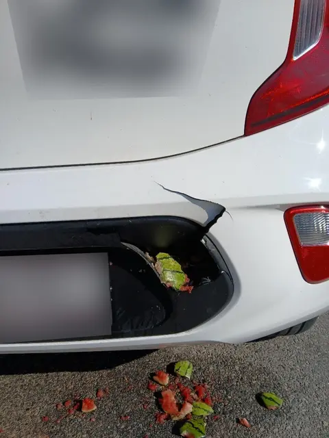 Erhebliche Dellen und beschädigte Scheiben: Die Wurfgeschosse richteten an den Fahrzeugen teils hohen Schaden an. | Foto: LPD NÖ/PI Wolkersdorf