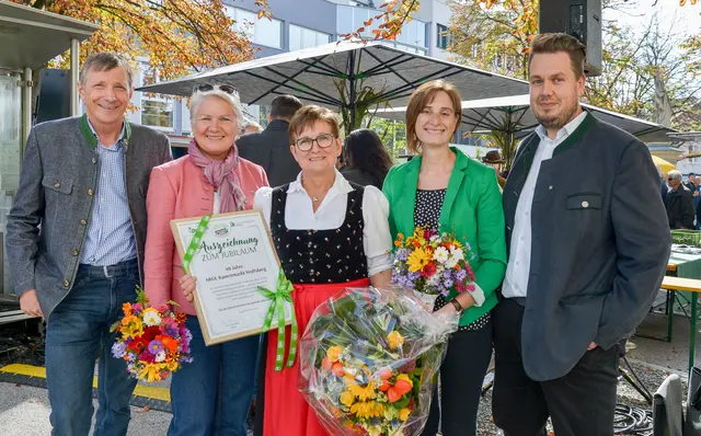 Obfrau Margit Heritzer (Mitte) erhielt eine Urkunde für 40 Jahre Bauernmarkt Wolfsberg. | Foto: Gerhard Pulsinger
