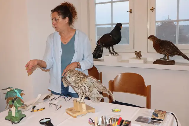 "Abbalgen" nennt man das Abziehen der Haut samt den Federn | Foto: Gerhard Langmann