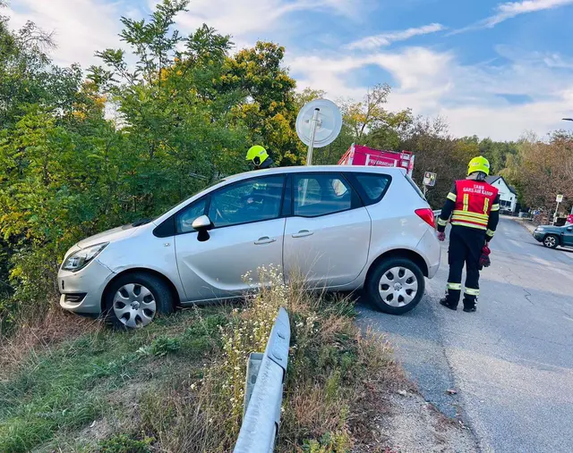 Eine Pkw-Lenkerin kam aus bislang ungeklärter Ursache in der Sankt-Leonhard-Straße von der Fahrbahn ab und blieb mit ihrem Fahrzeug in einer Böschung hängen. | Foto: Freiwillige Feuerwehr Gars am Kamp