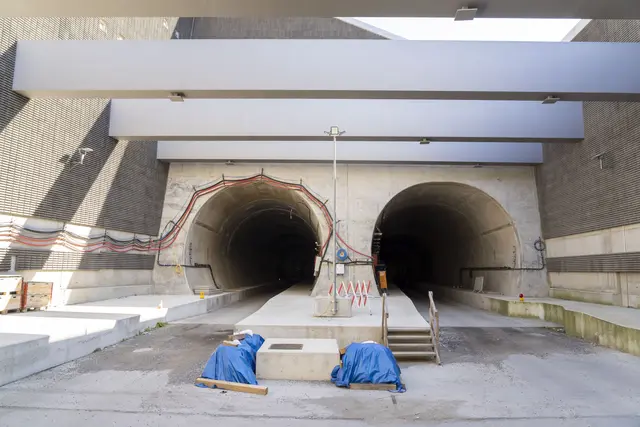 Das Tunnelportal in Mürzzuschlag. Im Inneren laufen die Arbeiten an der Tunnelausrüstung wie der Verkabelung und Querschlagsausrüstung von Mürzzuschlag Richtung Gloggnitz.  | Foto: ÖBB/Zenz