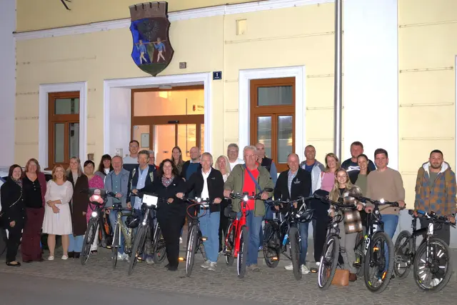 Bei der GEHmeindeRADsitzung in Poysdorf setzten die Gemeinderatsmitglieder ein Zeichen für klimafreundliche Mobilität. | Foto: David Jilli