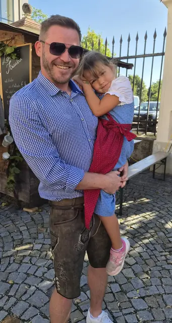 Fesch in Tracht: Miriam mit Papa Sebastian aus Schwarzau. | Foto: Sandra Löchinger