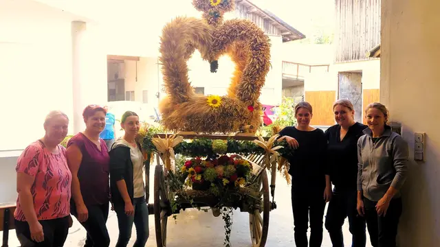 Am Bauernhof der Familie Scherrer in Bach wurde die heurige Erntekrone der Pfarrei Schardenberg gebunden.  | Foto: Gruber