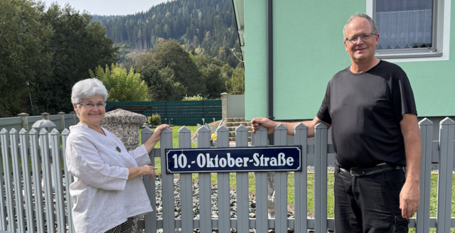 Magdalena Steindorfer gemeinsam mit ihrem Mann vor dem Straßenschild in Kraig | Foto: MeinBezirk/Andreas Walcher