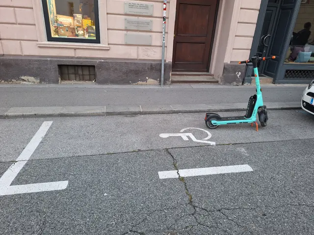 Ein E-Rolle auf einem Behindertenparklatz. | Foto: Reiter