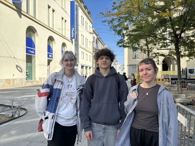 V.l.: Anna, Felix und Mel nehmen an der Kundgebung gegen das Kopftuchverbot am 9. Oktober um 8.30 Uhr am Martin-Luther-Platz teil.  | Foto: MeinBezirk