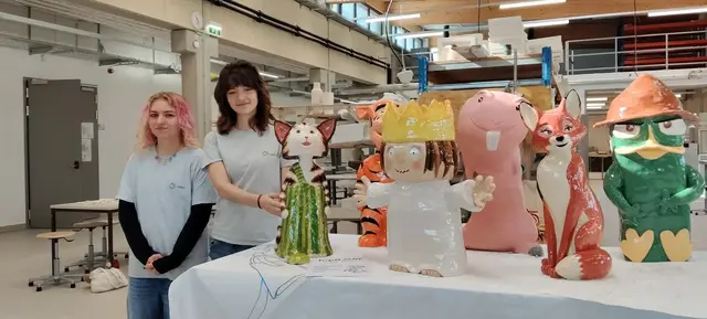 Die Schülerinnen präsentieren stolz ihre neuen Klassen- und Werkräume am Ceramico Campus Stoob – ausgestattet mit moderner Technik und viel Platz für kreatives Arbeiten. | Foto: Ingrid Ruf