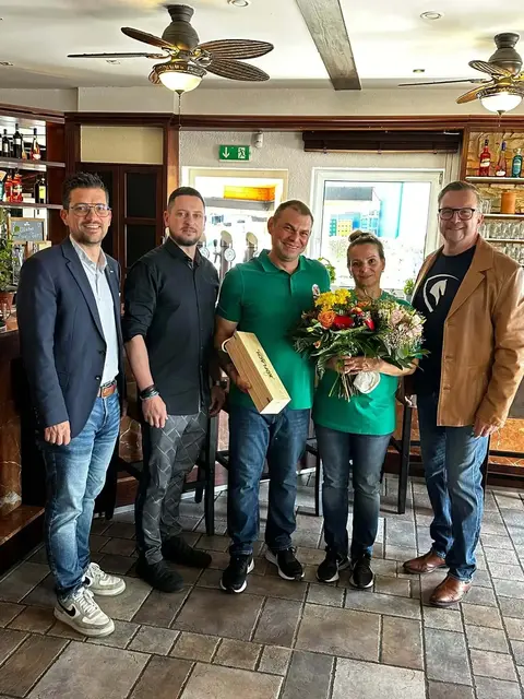 Lukas Kalcher und Georg Reschen (l.) von der WKO und Bgm. Helmut Linhart (r.) gratulierten Petar Todic und Mihaela Stijak. | Foto: Stadtgemeinde Köflach