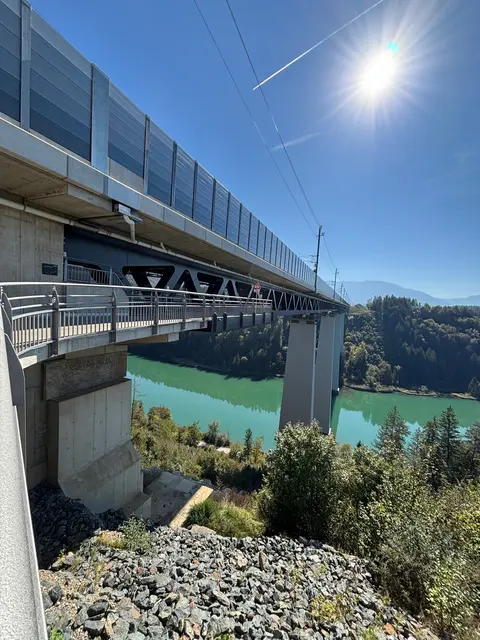 Unter den Gleisen führt ein Radweg entlang der Brücke. | Foto: MeinBezirk.at/Petra Lammer
