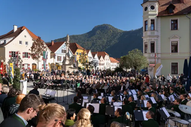 Zahlreiche Gäste kamen zum Festakt auf den Hauptplatz in Frohnleiten. | Foto: Koller &amp; Feil