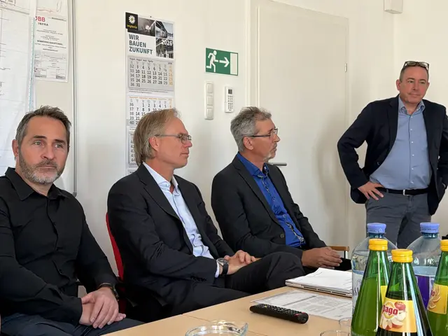 Günter Strohmaier und Georg Rummer (Projektleiter Rhomberg Sersa Rail Group), Alexander Schäffer (Projektleiter Siemens), Gerhard Gobiet (Projektleiter Semmering Basistunnel) bei einer Pressekonferenz in Mürzzuschlag.  | Foto: MeinBezirk/Angelina Koidl
