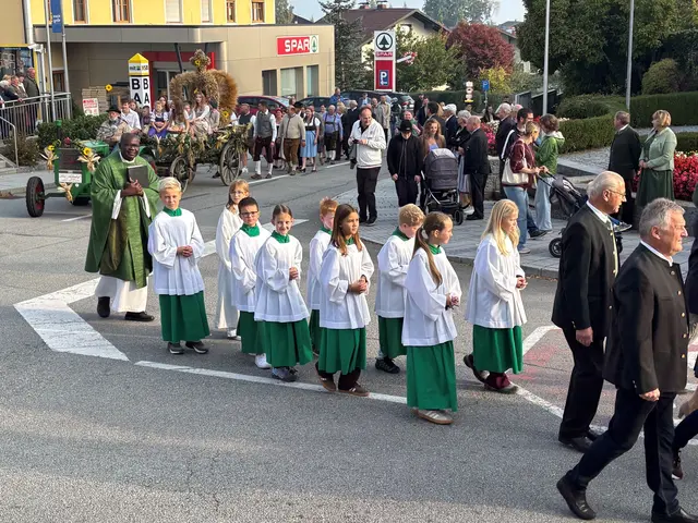 Kooperator Didacus Chima Ilo und seine Ministranten beim Festzug zur Kirche.  | Foto: Gruber