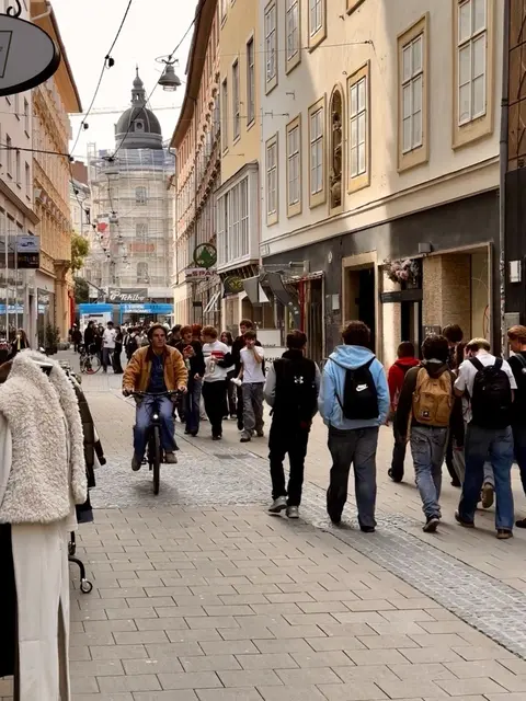 Als Radstrecke nicht sonderllich geeignet: die schmale und sehr belebte Hans-Sachs-Gasse. | Foto: MeinBezirk/Reischl