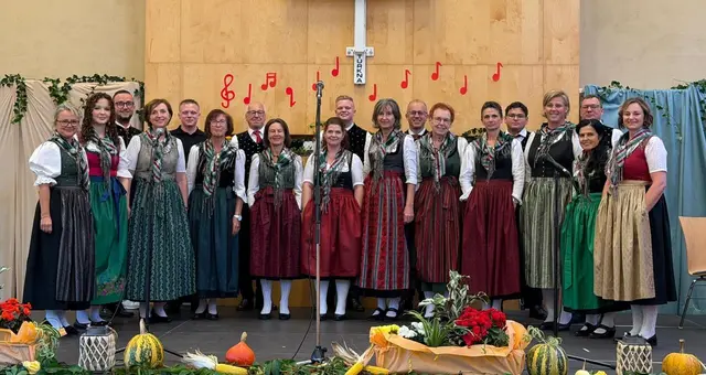 Der Gemischte Chor Ruden beim diesjährigen Liederabend Ende September im Bildungszentrum unter dem Motto “Feieråbend is“. | Foto: Privat