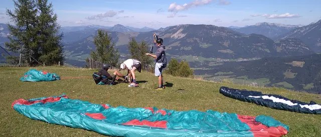 Einstweilen machten sich die Speed-Schirmpiloten am Lärchfilzkogl startbereit | Foto: © DFC Fieberbrunn
