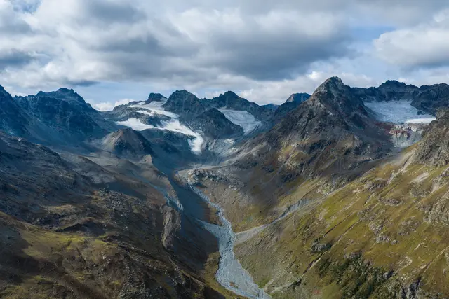 Was lange als ewiges Eis galt, verschwindet zunehmend aus Österreichs Alpen. Luftaufnahme des Jamtalferners mit Hinterer Jamspitze (l.), Vorderer Jamspitze (Mitte) und Dreiländerspitze bei einer Gletscherbegehung im September 2026. | Foto: APA-Images / APA / EXPA