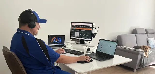 Harald Grün, alias DJ Pixel Beat, bei seiner kreativen Arbeit. Er verknüpft eigenes Songwriting und menschliche Kreativität mit KI. | Foto: Grün