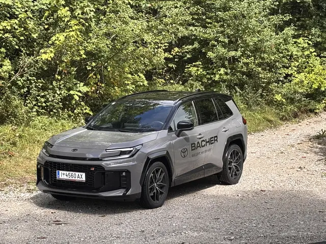 Der neue Toyota RAV4 in der GR-SPORT-Version mit 20-Zoll-Leichtmetallrädern, breiterer Spur, modifizierten Fahrwerkskomponenten, Hochleistungsdämpfern und angepasster Lenkradabstimmung.   | Foto: Karl Künstner