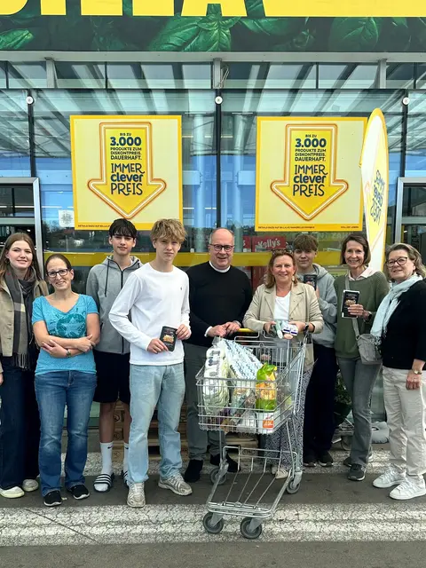 Bei der Erntedanksammlung von fünf Klosterneuburger Pfarren kamen 1.300 Kilogramm haltbare Lebensmittel und zahlreiche Einkaufsgutscheine für den SOZIAL.laden des Roten Kreuzes zusammen. | Foto: Stiftspfarre Klosterneuburg
