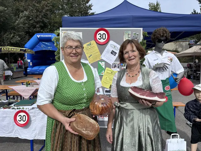 Obfrau Kriemhild Wadlig, Gerhild Kamp und die Standlergemeinschaft freuten sich über ein erfolgreichen Jubiläumsbauernmarkt. | Foto: MeinBezirk