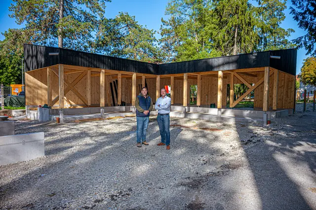 Der Betriebsleiter des Welser Tiergartens, Günther Leisch mit dem zuständigen Referenten Thomas Rammerstorfer (Grüne) vor der neuen Begegnungszone im Welser Tiergarten mit dem Nutztierbereich für Schafe und Kaninchen. | Foto: Stadt Wels