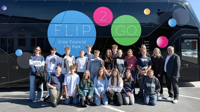 Vierte Klasse der NÖ Mittelschule und Musikmittelschule Ottenschlag mit Thomas Ableitinger, Filialleiter der Waldviertler Sparkasse. | Foto: Waldviertler Sparkasse
