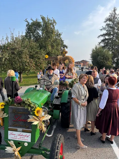 Sepp Prey zog den Erntewagen mit seinem Oldtimer-Traktor. | Foto: Gruber