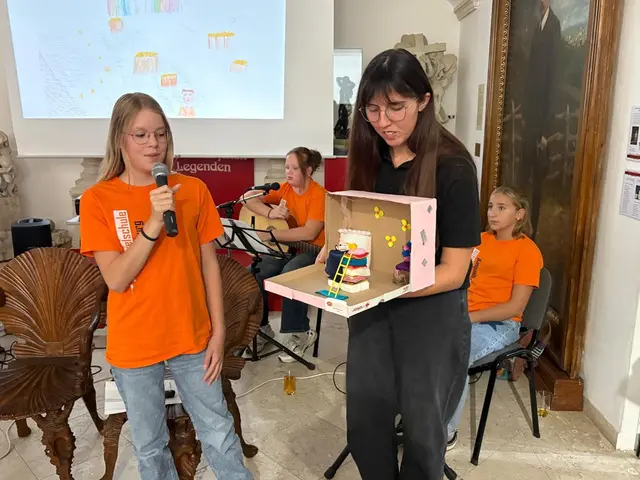 30 Märchen wurden im Rahmen einer Märchenwerkstatt geschrieben und anschließend aus dem Märchenbuch der Schule vorgelesen. | Foto: Lukas Kerbler