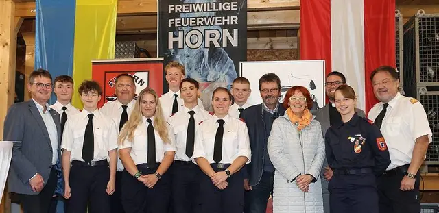 Einige Ehrengäste mit den Betreuern der Jugendfeuerwehr waren beim "Festakt" dabei. | Foto: BFKDO Horn