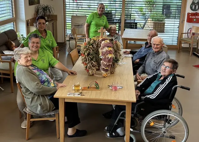 Gemeinsam wurde die Erntedankkrone gestaltet: Die Seniorinnen und Mitarbeiterinnen der Tagesstätte sammelten und verarbeiteten die Materialien in liebevoller Handarbeit. | Foto: Haus der Harmonie