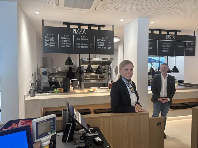 Eine Frau und ein Man stehen in einem Selbstbedienungsrestaurant.