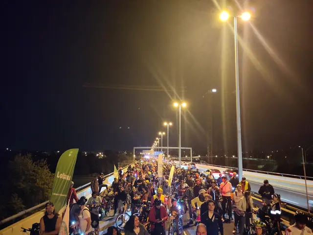 Laut den Veranstalterinnen und Veranstaltern versammelten sich rund 2000 Radfahrende, um gegen die geplante Sperre am Steinitzsteg zu demonstrieren. Auch der Bau des Lobautunnels stand im Fokus des Abends. | Foto: Gerhard Allguer