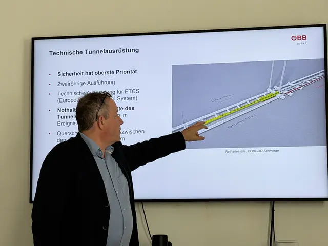 Projektleiter Gerhard Gobiet erklärt die aktuellen Arbeiten der technischen Tunnelausrüstung.  | Foto: MeinBezirk/Angelina Koidl