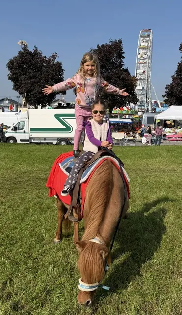 Katharina und Ella beim Ponyreiten.
