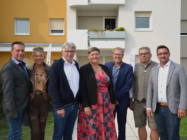 Gemeinderat Helmut Berger, Gemeinderätin Sylvia Hambalek, Vizebürgermeister Peter Aichmayr, BRW-Vorstände Claudia Hahn und Roland Hattinger, Wolfgang Eisner, Bürgermeister Karl-Heinz Koll  | Foto: Baureform-Wohnstätte