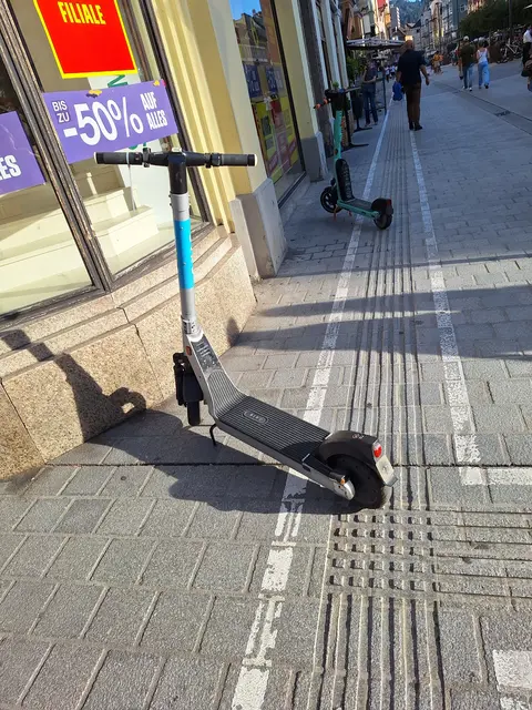 E-Scooter auf dem taktilen Bodensystem abgestellt.  | Foto: Reiter